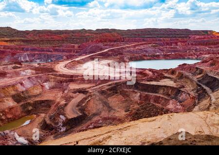 Aluminiumerz-Steinbruch. Blauer Steinbruch See in Bauxit Mine. Tagebau im offenen Guss (Open-Cut). Am blauen Himmel mit Wolken. Im Sommer Tag. Stockfoto