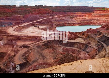 Aluminiumerz-Steinbruch. Blauer Steinbruch See in Bauxit Mine. Tagebau im offenen Guss (Open-Cut). Gegen blauen Himmel mit Wolken. Sommertag. Stockfoto