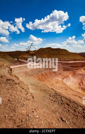 Wandern Draglines und Bagger und Stufen des Steinbruchs. Farbe Aluminium Erz Steinbruch. Bauxit-Tagebau (Open-Cut). Am blauen Himmel mit Wolken hinten Stockfoto