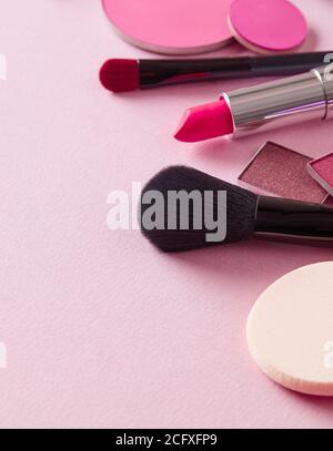 Kosmetische Produkte auf rosa Hintergrund Stockfoto