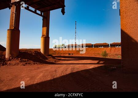 Bauxit-Tonerde-Tagebau. Verladung und Eisenbahntransport Terminal. Güterzug mit Aluminiumerz. Stockfoto