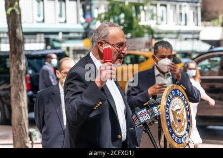 New York, Usa. September 2020. US-Senator Chuck Schumer und Mitglieder der NY House Delegation halten Medienbesprechungen auf der 3rd Avenue in Manhattan ab. Der US-Senator Charles Schumer kündigte an, dass er und andere Vertreter der New Yorker Kongressdelegation keine COVID-Hilfsentlastung unterstützen werden, die keine Hilfe für Staaten und lokale Behörden sowie für den öffentlichen Nahverkehr beinhalten wird. Senator sagte, dass der Heroes Act, der bereits von House mit parteiübergreifender Unterstützung verabschiedet wurde, der Maßstab für Verhandlungen mit Republikanern ist. (Foto von Lev Radin/Pacific Press) Quelle: Pacific Press Media Production Corp./Alamy Live News Stockfoto