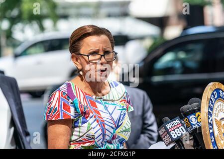 Der Kongressabgeordnete Nydia Velazquez spricht vor US-Senator Chuck Schumer und Mitgliedern der Delegation des NY House auf der 3rd Avenue in Manhattan. Der US-Senator Charles Schumer kündigte an, dass er und andere Vertreter der New Yorker Kongressdelegation keine COVID-Hilfsentlastung unterstützen werden, die keine Hilfe für Staaten und lokale Behörden sowie für den öffentlichen Nahverkehr beinhalten wird. Senator sagte, dass der Heroes Act, der bereits von House mit parteiübergreifender Unterstützung verabschiedet wurde, der Maßstab für Verhandlungen mit Republikanern ist. (Foto von Lev Radin/Pacific Press) Stockfoto