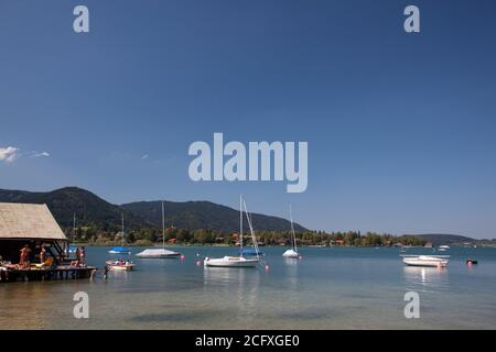 Geographie / Reisen, Deutschland, Bayern, Rottach-Egern, Bootshaus und Segelboot Richtung Tegernsee, RO, Zusatz-Rechte-Freigabe-Info-nicht-verfügbar Stockfoto