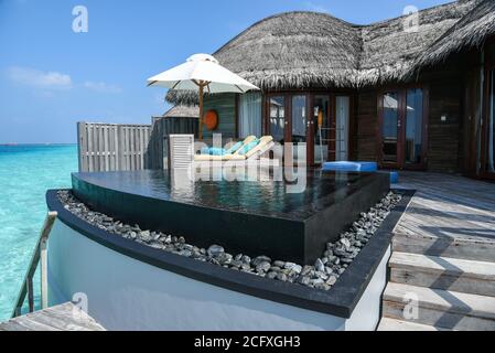 Ein Überblick über das Tauchbecken und die private Terrasse einer Überwasser-Villa in einem Luxusresort auf den Malediven. Stockfoto