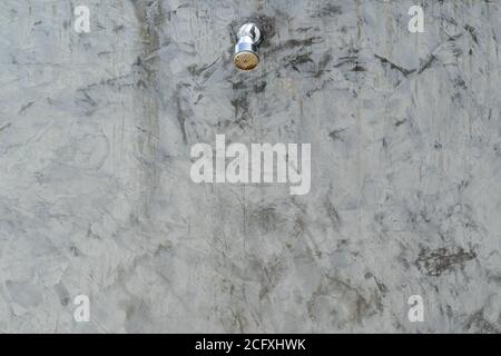 Dusche auf Steinwand Hintergrund neben dem Swimmingpool, Vintage-Stil. Stockfoto