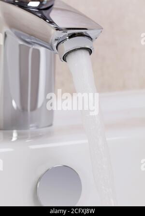 Wasserhahn mit fließendem Wasser aus der Nähe Stockfoto