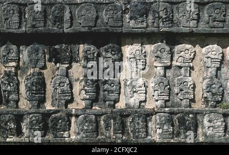Detail von geschnitzten Schädeln in einem Maya-Tempel aus Stein in Chichen Itza, Yucatan, Mexiko Stockfoto
