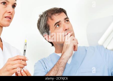 Durchdachtes Ärzteteam mit einer Spritze Stockfoto