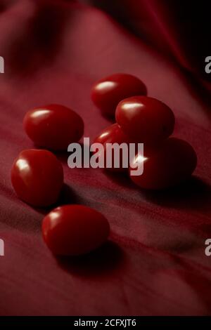 Einfarbige rote Stillleben Ideen Stockfoto