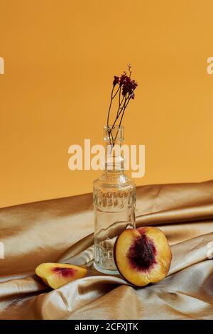 Stillleben von verschiedenen Gläsern und Texturen von Früchten mit harten Schatten, die einen sommerlichen Look geben. Stockfoto