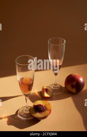 Stillleben von verschiedenen Gläsern und Texturen von Früchten mit harten Schatten, die einen sommerlichen Look geben. Stockfoto