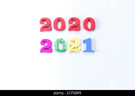 Neujahr Konzept mit Holz 2020 und 2021 Zahlen isoliert auf weißem Hintergrund. Frohes neues Jahr. Stockfoto