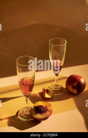 Stillleben von verschiedenen Gläsern und Texturen von Früchten mit harten Schatten, die einen sommerlichen Look geben. Stockfoto