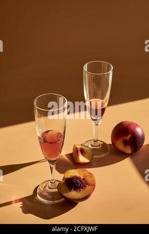 Stillleben von verschiedenen Gläsern und Texturen von Früchten mit harten Schatten, die einen sommerlichen Look geben. Stockfoto