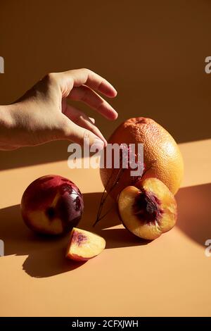 Stillleben von verschiedenen Gläsern und Texturen von Früchten mit harten Schatten, die einen sommerlichen Look geben. Stockfoto