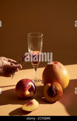 Stillleben von verschiedenen Gläsern und Texturen von Früchten mit harten Schatten, die einen sommerlichen Look geben. Stockfoto