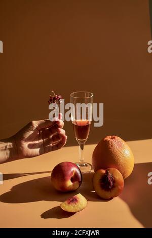 Stillleben von verschiedenen Gläsern und Texturen von Früchten mit harten Schatten, die einen sommerlichen Look geben. Stockfoto