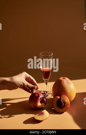 Stillleben von verschiedenen Gläsern und Texturen von Früchten mit harten Schatten, die einen sommerlichen Look geben. Stockfoto