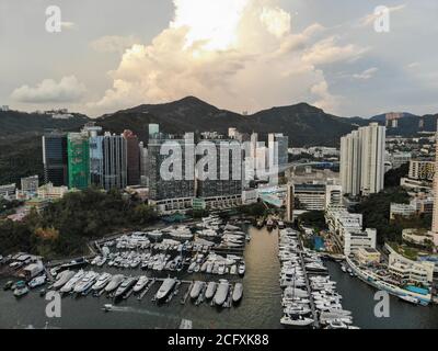 Eine Luftaufnahme über dem Aberdeen Typhoon Shelter, die Aberdeen Marina und Wohnblocks und Büros in Wong Chuk Hang, Hongkong zeigt. Stockfoto