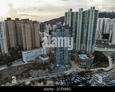 Eine Luftaufnahme über dem Aberdeen Typhoon Shelter, die Wohnhäuser und Wohnblocks in AP Lei Chau, Hongkong zeigt. Stockfoto