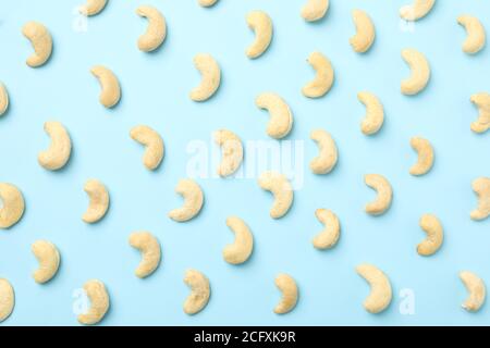 Flach mit Cashewnüssen auf blauem Hintergrund legen. Vitaminfutter Stockfoto