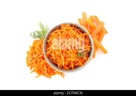 Schüssel mit Karottensalat isoliert auf weißem Hintergrund Stockfoto