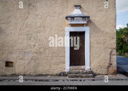 Kolonialgebäude mit gewachsenem Efeu auf verlassenen Holztür, Valladolid, Yucatan, Mexiko Stockfoto