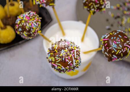 Schöne Cake Pops mit Sugar Strand Sprinkler in einer Tasse dekoriert. Stockfoto