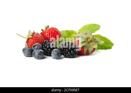 Mischung aus frischen Beeren isoliert auf weißem Hintergrund Stockfoto