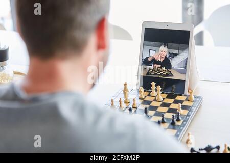 Paar spielen Schach über Video-Chat zusammen auf Tablet-Computer Stockfoto