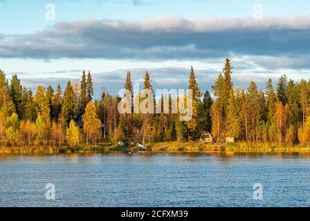 Finnische ruska Herbstlandschaft mit See Landhaus in Finnland. Stockfoto