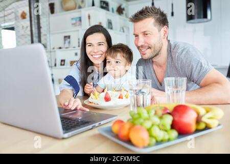 Familie gratuliert Kind zum Geburtstag in Video-Chat auf Laptop Computer Stockfoto