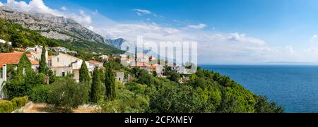 Schöne Aussicht auf das Adriatische Meer und die Küste in Makarska riviera, Dalmatien, Kroatien. Stockfoto