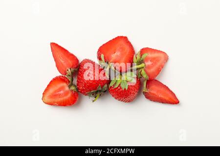 Frische Erdbeeren auf weißem Hintergrund, Draufsicht Stockfoto