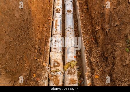 Baustelle: Umbau und Austausch der Rohre der Fernwärmeanlage. Unterirdische Versorgungsunternehmen. Stockfoto