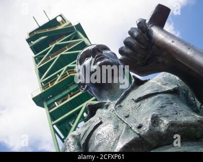 CARDONA, SPANIEN-25. JULI 2020: Denkmal für den Bergmann mit Schaufel. Nahaufnahme, diagonale Komposition. Stockfoto