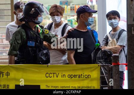 Hongkong, China. September 2020. Am Tag der Wahlen in Hongkong gingen Demonstranten auf die Straßen von Kowloon. Sie protestieren gegen die Einführung des nationalen Sicherheitsgesetzes und gegen die Verschiebung der Wahlen in Hongkong um 12 Monate. Ein Protestler wird verhaftet. Hong Kong, 09/06/2020 Quelle: dpa/Alamy Live News Stockfoto