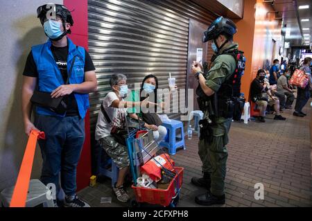 Hongkong, China. September 2020. Am Tag der Wahlen in Hongkong gingen Demonstranten auf die Straßen von Kowloon. Sie protestieren gegen die Einführung des nationalen Sicherheitsgesetzes und gegen die Verschiebung der Wahlen in Hongkong um 12 Monate. Mehrere Mitglieder einer pro-demokratischen Gruppe, die seit 6 Jahren einen Straßenstand haben, werden von nicht mehr als zwei Personen in der ganzen Stadt mit einer Geldstrafe von 2,000 US-Dollar bestraft, weil sie gegen die Fernabstandsregel verstoßen haben. Ihr bleibt trotzig. Hong Kong, 09/06/2020 Quelle: dpa/Alamy Live News Stockfoto