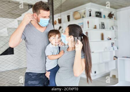 Eltern mit Kindern tragen Gesichtsmasken als Vorsichtsmaßnahme gegen Coronavirus und Covid-19 Stockfoto