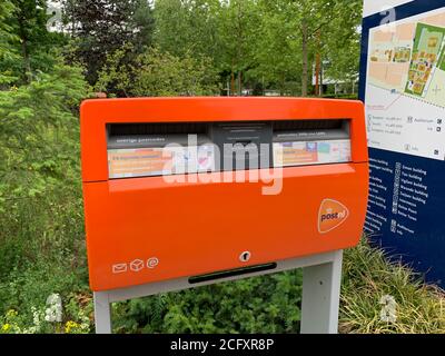 Netherlands Post NL-Briefkasten auf dem Universitätscampus von Tilburg. Tilburg, Nordbrabant / Niederlande. Stockfoto