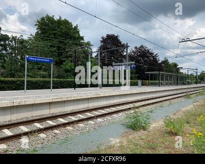 Bahnhof Tilburg Universität Bahnsteig. Tilburg, Nordbrabant / Niederlande. Stockfoto