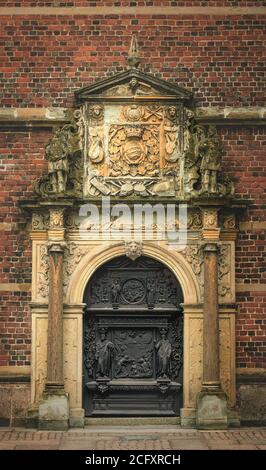 Alte Holztür mit biblischen Motiven darauf Stockfoto