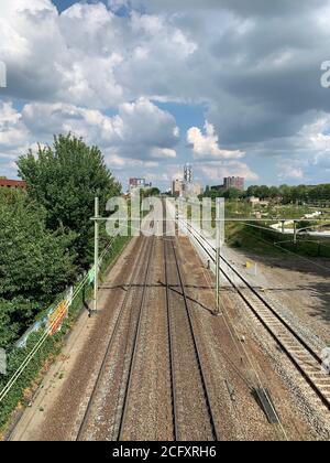 Bahngleise neben dem Spoorpark im Stadtzentrum von Tilburg. Tilburg, Nordbrabant / Niederlande. Stockfoto