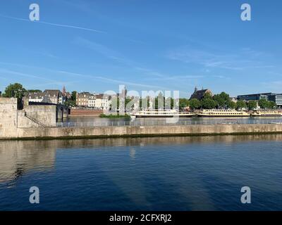 Skyline der Stadt mit Booten an der Maas und der Augustijnen Kirche in Maastricht, Niederlande. Stockfoto