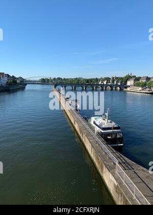 Skyline der Stadt mit Booten an der Maas und der Augustijnen Kirche in Maastricht, Niederlande. Stockfoto