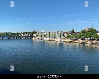 Skyline der Stadt mit Booten an der Maas und der Augustijnen Kirche in Maastricht, Niederlande. Stockfoto