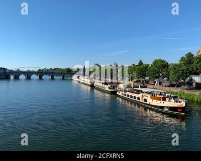 Skyline der Stadt mit Booten an der Maas und der Augustijnen Kirche in Maastricht, Niederlande. Stockfoto