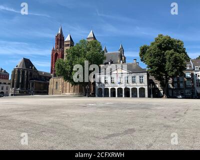 Der Vrijthof-Platz mit der Basilika des Heiligen Servatius und der Kirche des Hl. Johannes. Maastricht, Niederlande Stockfoto