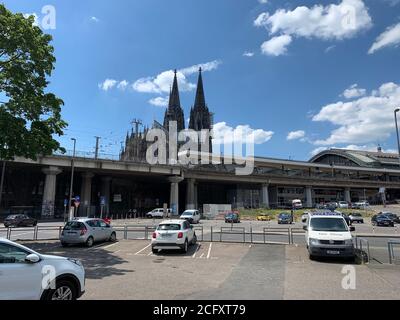 Kölner Skyline mit der Hohenzollernbrücke und dem Kölner Dom im Hintergrund. Stockfoto